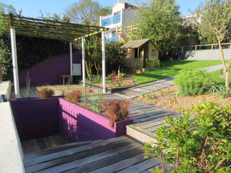 Mur peint en violet-reprise de pergola-allée et escalier en bois-massif