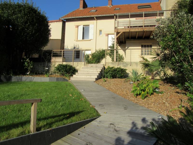 terrase sur pilotis-escalier en pierres-alléee en bois exo-retenue de terre en ardoise