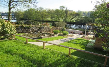 Jardin en pente-allée en bois-retenue de terre-potager-massif