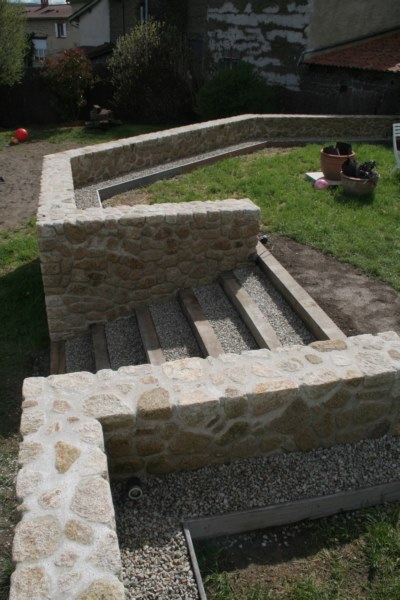mur en pierres - soutènement - assise - escalier